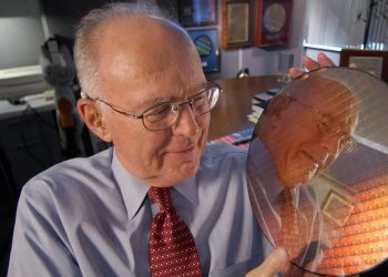 بنیان‌گذار اینتل و مخترع قانون مور درگذشت