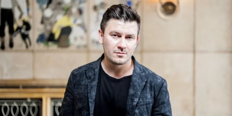 نویسنده سری Metro به اتهام انتشار اطلاعات نادرست در مورد ارتش روسیه به ۸ سال زندان محکوم شد