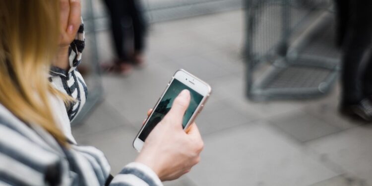 ارسال اس ام اس از دکل همراه اول به چه صورت انجام می‌شود؟