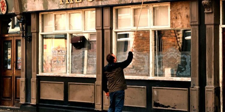 نقد و بررسی فیلم The Old Oak | آخرین اثر کن لوچ