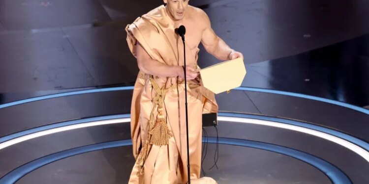 آیا جان سینا واقعا برهنه به روی صحنه مراسم اسکار ۲۰۲۴ آمد؟