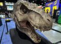 مجسمه تی‌رکس از فرنچایز Jurassic Park در رویداد SDCC 2024 به نمایش گذاشته شد