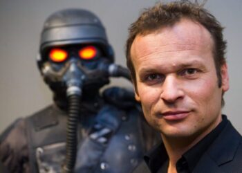 با توجه به یک نظرسنجی حدود ۹۰ درصد از طرفداران به رییس فعلی پلی استیشن اعتماد ندارند