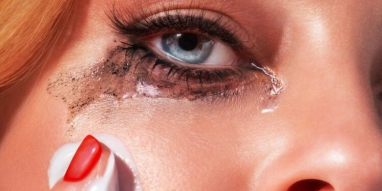 نقد و بررسی فیلم Skincare | قضاوت توأم با حسادت