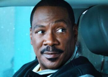 ادی مورفی در فیلم Blue Falcon نقش یک جاسوس بازنشسته را ایفا می‌کند