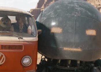 کلیپ جدید فیلم The Electric State درگیری کریس پرت و میلی بابی براون را با یک ربات نشان می‌دهد