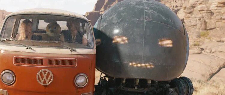 کلیپ جدید فیلم The Electric State درگیری کریس پرت و میلی بابی براون را با یک ربات نشان می‌دهد